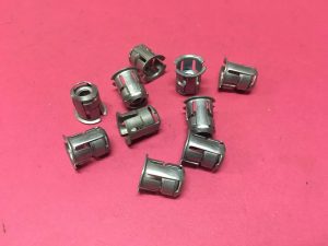 Sürgülü Kapı Camı Mandalı Somunu Klipsi Sekmanı Güneşlik Tutucu Klipsi Tavan El Tutamağı Geçme Somunu Renault Kangoo Kangoo 2 Master 1 R25 R5 R12 R9 Broadway Spring R11 Flash '' Orjinal '' - 7703044059