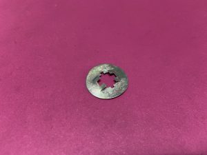 Akü Sabitleme Demiri Sacı Alt Bağlantı Rondelası Pulu Renault Clio 2 Espace 2 Express R9 Broadway Spring R11 Flash Kangoo Megane R19 Europa R5 Twingo Dacia Logan '' Orjinal '' - 7703080032