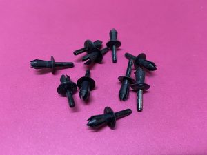 Ön Cam Izgara Tespit Sabitleme Perçini Klipsi Tampon Far Çıtası Tespit Klipsi Perçini Renault Master 2 R21 Concorde Manager R5 '' Orjinal '' - 7703072239