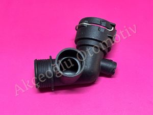 Radyatör Soğutucu Borusu Su Flanşı Müşür Yuvası Audi A1 A2 A3 Q2 Q3 Skoda Karoq Kamiq Kodiaq Octavia SuperB Scala Fabia Seat Leon İbiza Tarraco Ateca Arona Volkswagen Golf Golf 8 Passat B8 Polo Arteon Tiguan T-Cross T-Roc Taigo ( Kapalı Tip ) '' Orjinal '' - 8W0122293